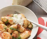Gnocchi mit Tomatensauce und Parmesan