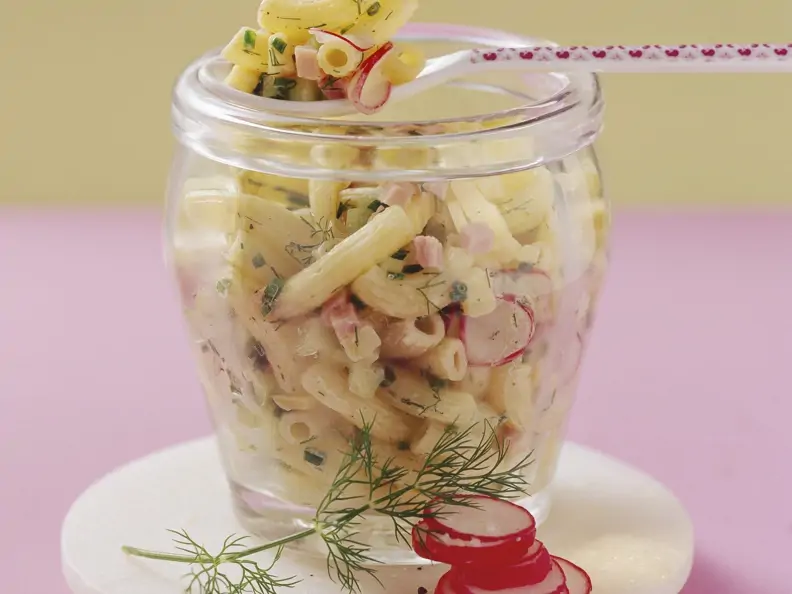Bunter Nudelsalat mit Schinken, Radieschen und Käse