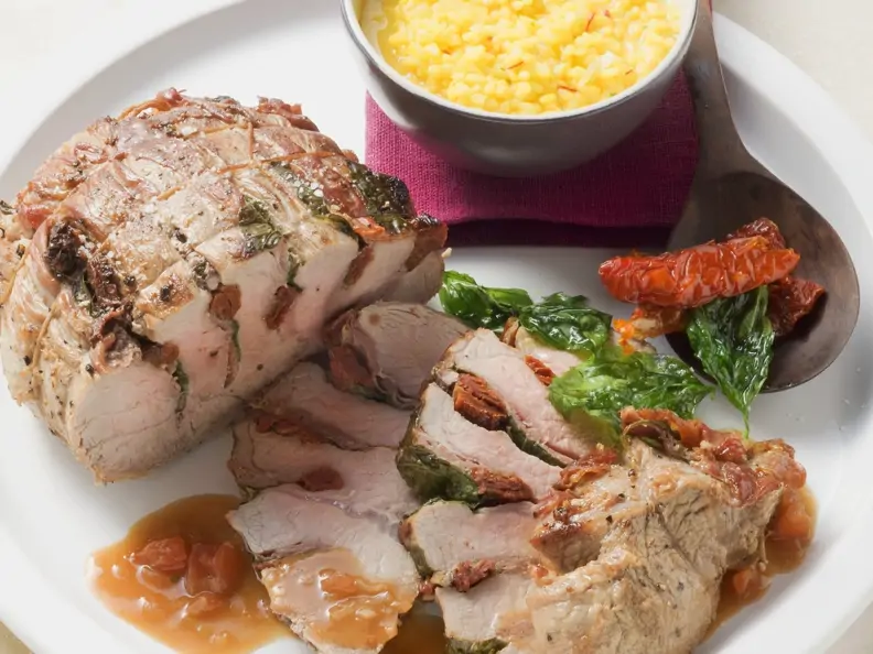 Gespickter Braten mit Tomaten und Schinken dazu Risotto alla Milanese