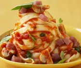 Bandnudeln mit Tomatensauce und Schinkenwürfeln