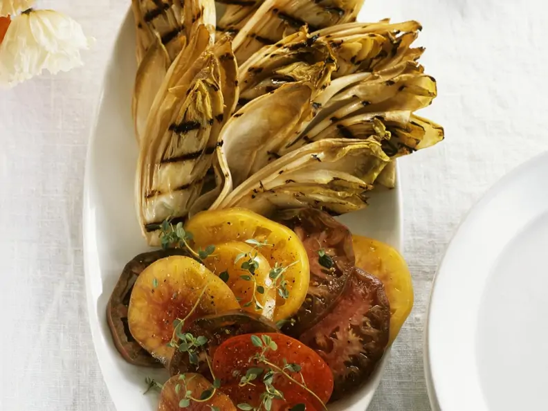 Gegrillte Chicorée mit Tomatensalat