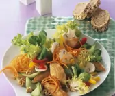 Bunter Blattsalat mit Walnüssen und Hähnchen