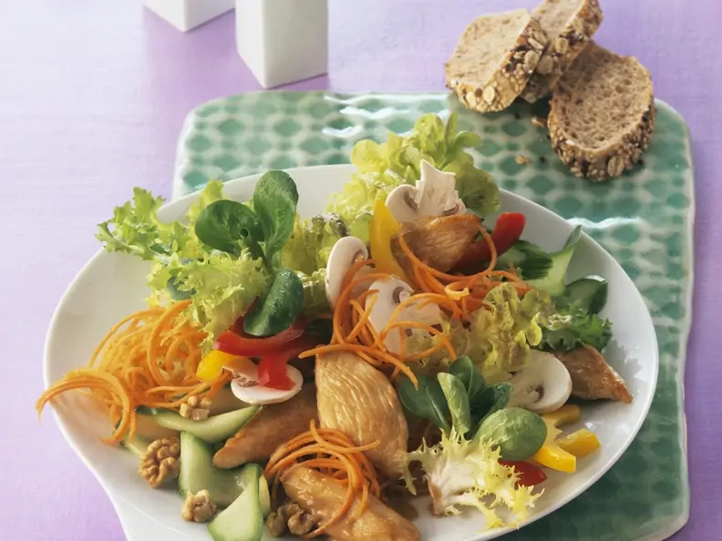 Bunter Blattsalat mit Walnüssen und Hähnchen