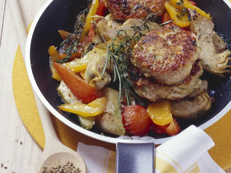 Körnerpflanzerl mit Paprika und Artischocken