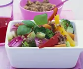 Gemüsesalat mit Sardellendressing