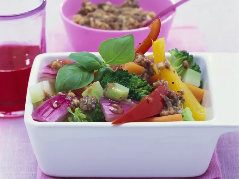 Gemüsesalat mit Sardellendressing