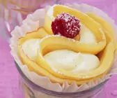 Palatschinken mit Vanillecreme gefüllt