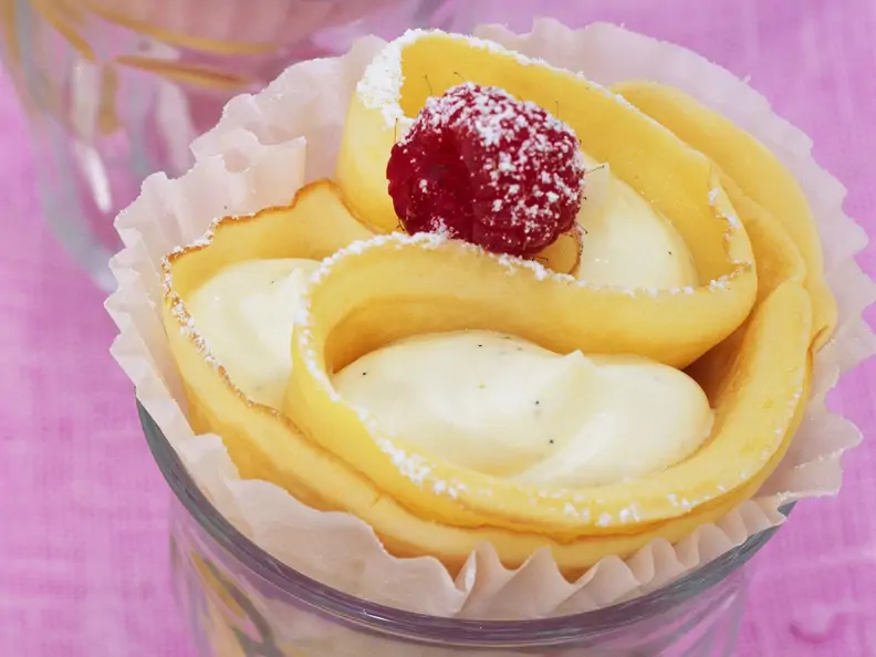 Palatschinken mit Vanillecreme gefüllt