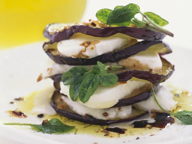 Geschichtete-Mozzarella-und Auberginenscheiben
