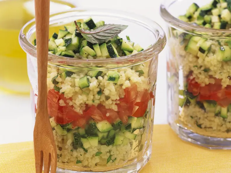 Couscoussalat mit Tomate und Zucchini