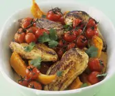 Würziges Hähnchen mit Kirschtomaten und Kürbis