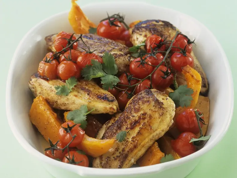 Würziges Hähnchen mit Kirschtomaten und Kürbis