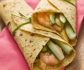 Wraps mit Gurken und Shrimps gefüllt