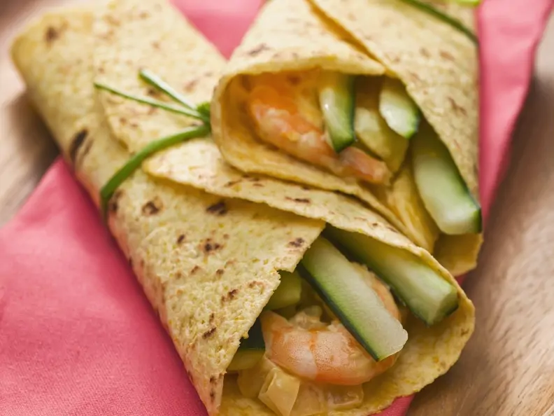 Wraps mit Gurken und Shrimps gefüllt
