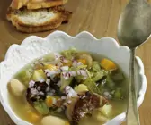 Gemüsesuppe mit geröstetem Brot