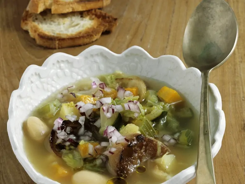 Gemüsesuppe mit geröstetem Brot