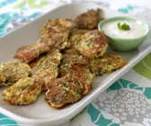 Feta-Zucchini-Frikadellen mit Joghurtdip
