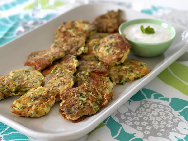 Feta-Zucchini-Frikadellen mit Joghurtdip