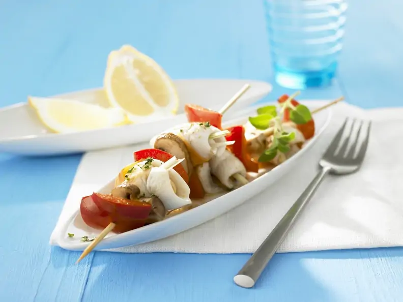 Spießchen von Seezungenrouladen mit Champignons und Paprika