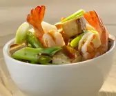 Garnelenschwänze mit Tofu und Lauchzwiebeln
