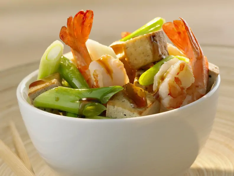 Garnelenschwänze mit Tofu und Lauchzwiebeln
