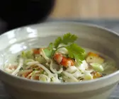 Shrimpssuppe mit Nudeln aus Singapur