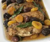 Geschmortes Hähnchenfilet mit Trockenobst und Oliven