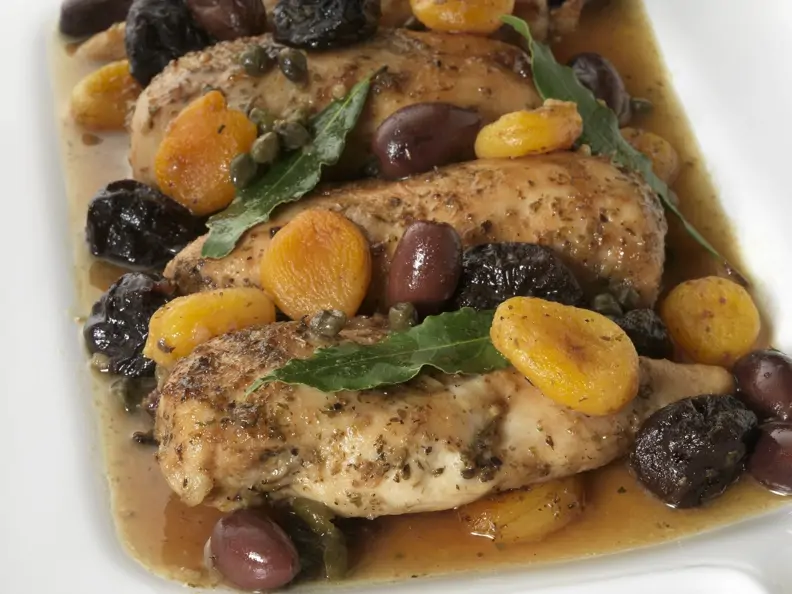 Geschmortes Hähnchenfilet mit Trockenobst und Oliven