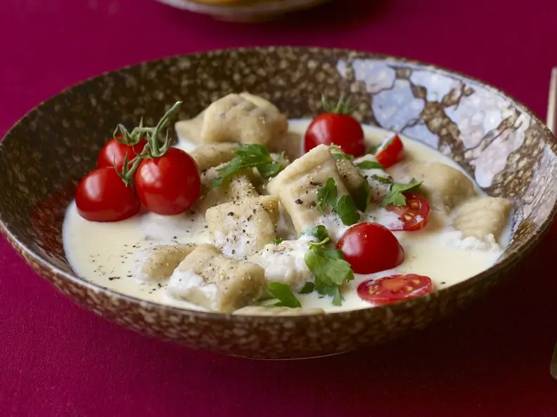 Maroni-Gnocchi mit Bergkäsesoße und Cocktailtomaten