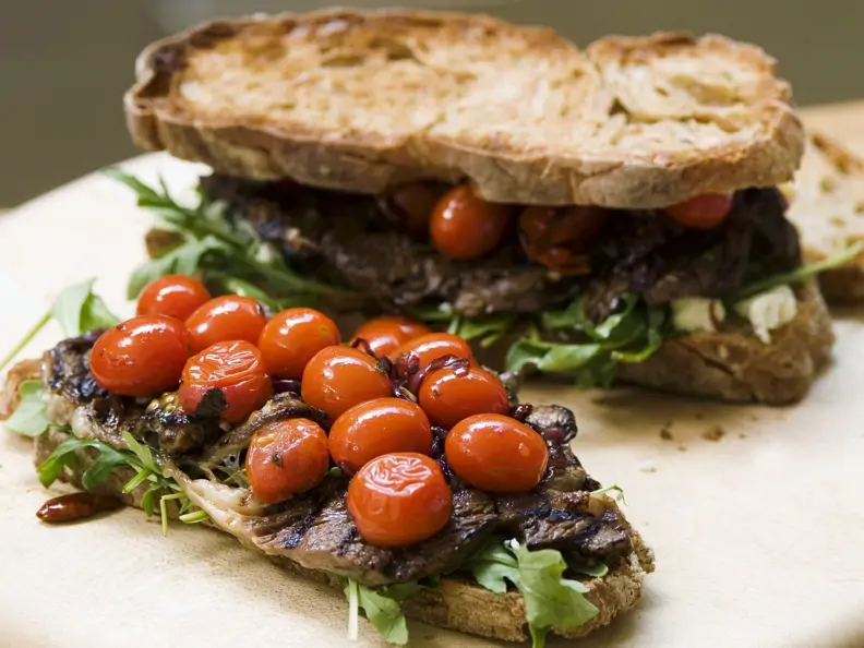 Brote mit Steak, geschmorten Tomaten und Rucola