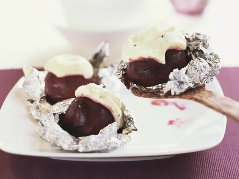Rote-Bete aus dem Ofen mit Käse-Knoblauch-Sauce