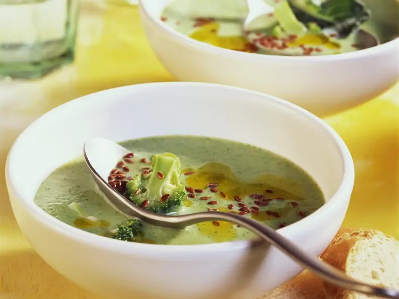 Brokkolisuppe mit Leinsamen