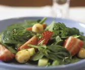 Erdbeer-Spinat-Salat mit Macadamianüssen