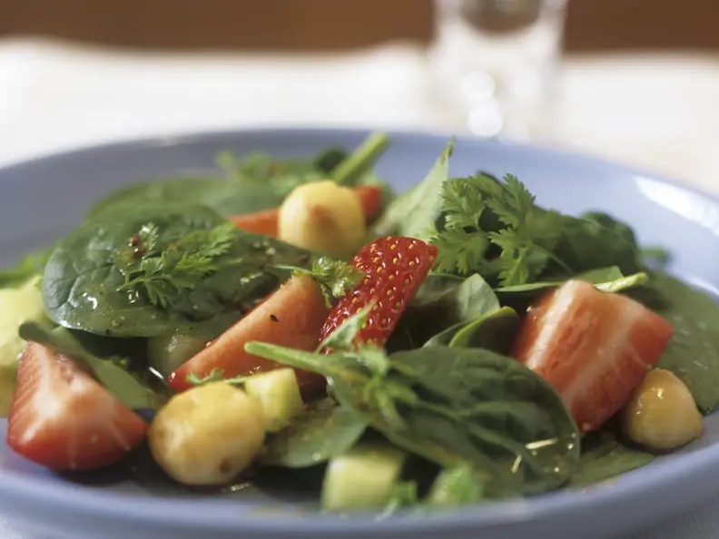 Erdbeer-Spinat-Salat mit Macadamianüssen