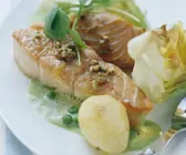 Lachs mit Soße aus Erbsen und Kopfsalat