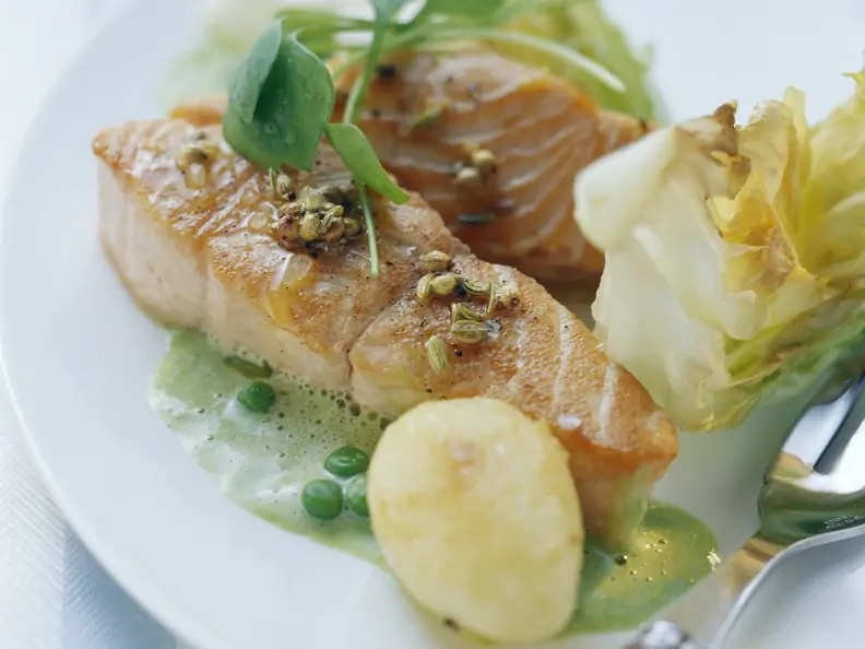 Lachs mit Soße aus Erbsen und Kopfsalat