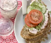 Körnerbrot mit Radieschen-Frischkäse