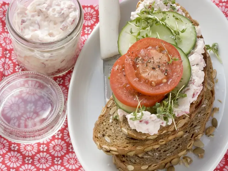 Körnerbrot mit Radieschen-Frischkäse