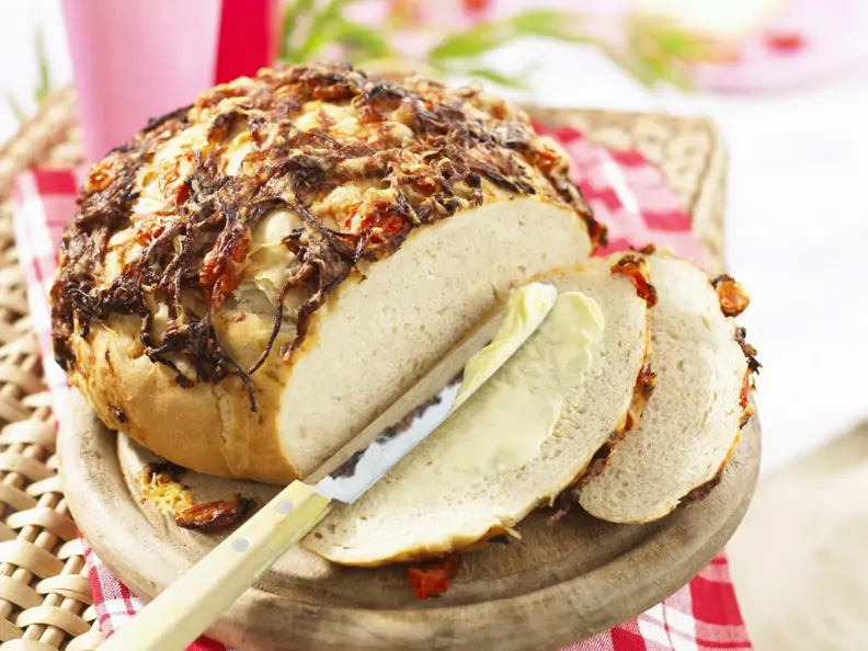 Weißbrot mit roten Zwiebeln und Tomaten