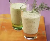 Joghurt-Shake auf indische Art mit Gurke und Kiwi