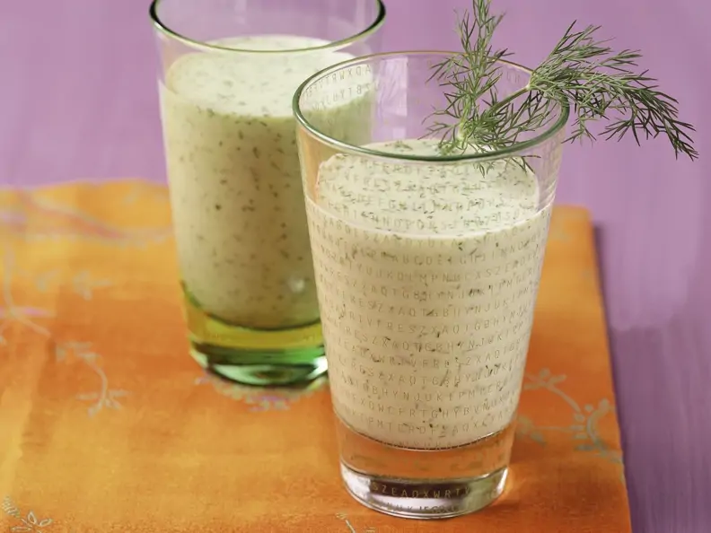 Joghurt-Shake auf indische Art mit Gurke und Kiwi
