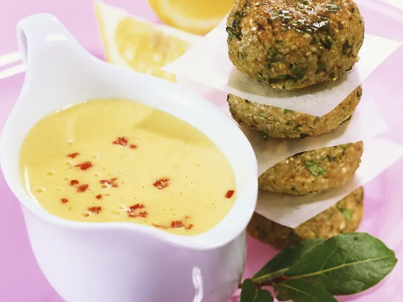 Süß-scharfe-Hollandaise mit Getreidefrikadellen