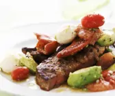 Steak vom Grill mit Gemüse, Mozzarella und Grapefruit