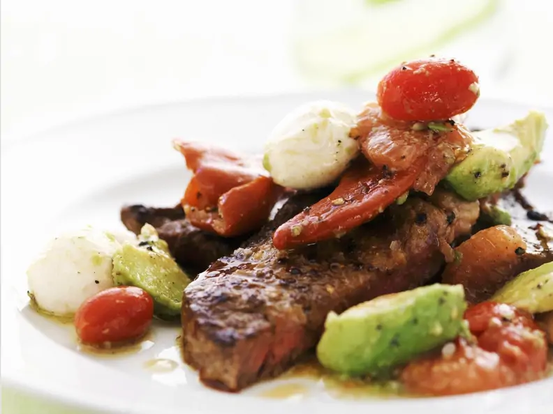 Steak vom Grill mit Gemüse, Mozzarella und Grapefruit