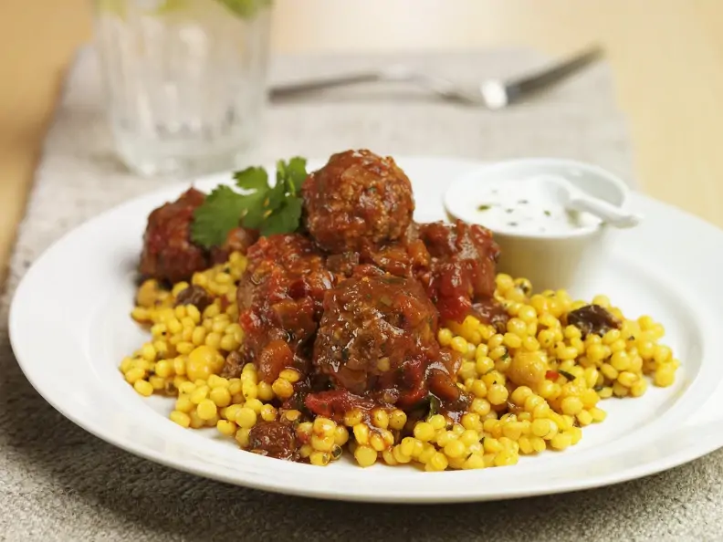 Hackklößchen auf marokkanische Art mit Couscous