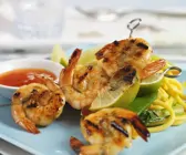 Shrimps-Spieße mit Nudeln und scharfer Soße