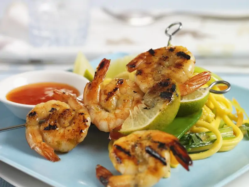 Shrimps-Spieße mit Nudeln und scharfer Soße