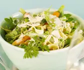 Pasta mit Frühlingsgemüsesoße und Kräutern