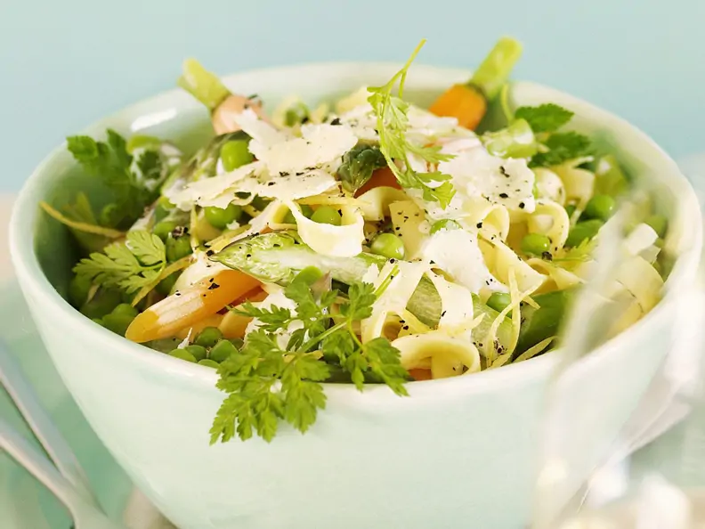 Pasta mit Frühlingsgemüsesoße und Kräutern