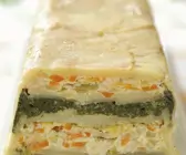 Terrine mit Kartoffeln, Spinat und Karotten